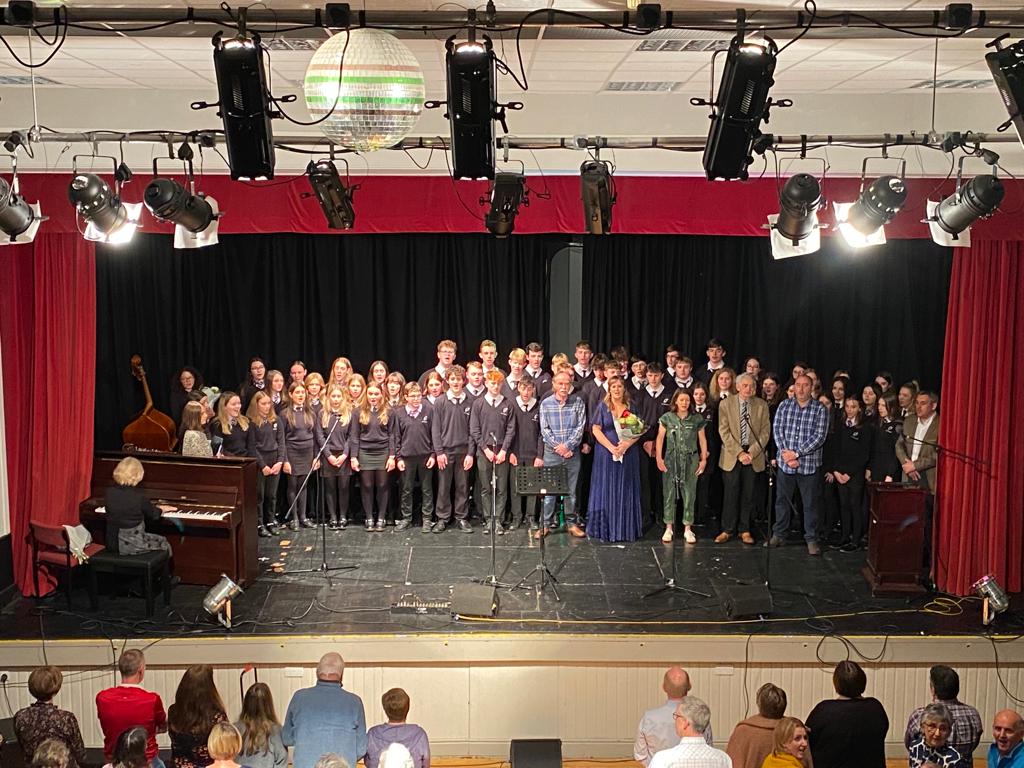 Cynhaliwyd Noson Lawen lwyddiannus iawn yn Neuadd San Pedr ar y 11/11/22  Llywydd y noson oedd Gwilym Dyfri ac yr Arweinydd oedd Marci G.
Diolch yn fawr iawn i'r holl Artistiad oedd wedi cymryd rhan.