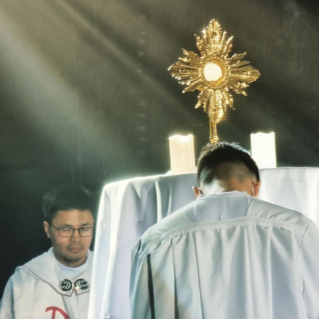 jonardedos's tweet photo. Worship and Adoration before the Blessed Sacrament. Grabe, the best experience during @feastconference 😭😭😭 https://t.co/lbccv8uq9k https://t.co/Px1a24T13w