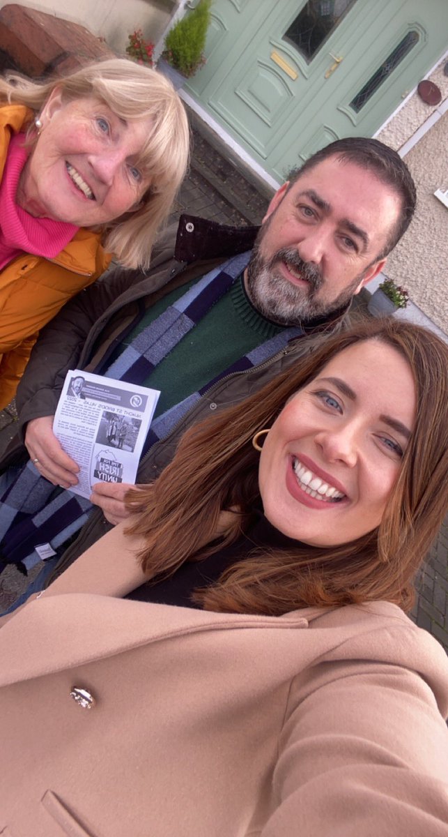 CaoimheSloan's tweet photo. 🟢 St Brigid’s Villas 🟢

Cold &amp; crisp morning out with Cllr @fennessy_edward giving residents an update on the current &amp; future road resurfacing works that are due to take place .

#Navan #AnUaimh #WorkingForYou https://t.co/YnNevqYLxV