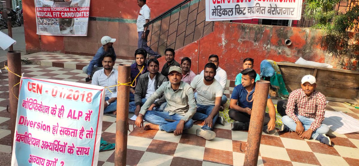 Electrical2024's tweet photo. माननीय रेल मंत्री @AshwiniVaishnaw जी हम #Technician &amp; #Je मेडिकल फिट छात्र आप को भगवान मानते हैं आप हमारा दुख दर्द समझिए और हमें जल्द से जल्द नियुक्ति पत्र देने का कष्ट करें
@behal_deepak @SCRailwayIndia @RailMinIndia https://t.co/uOt2bILn5B