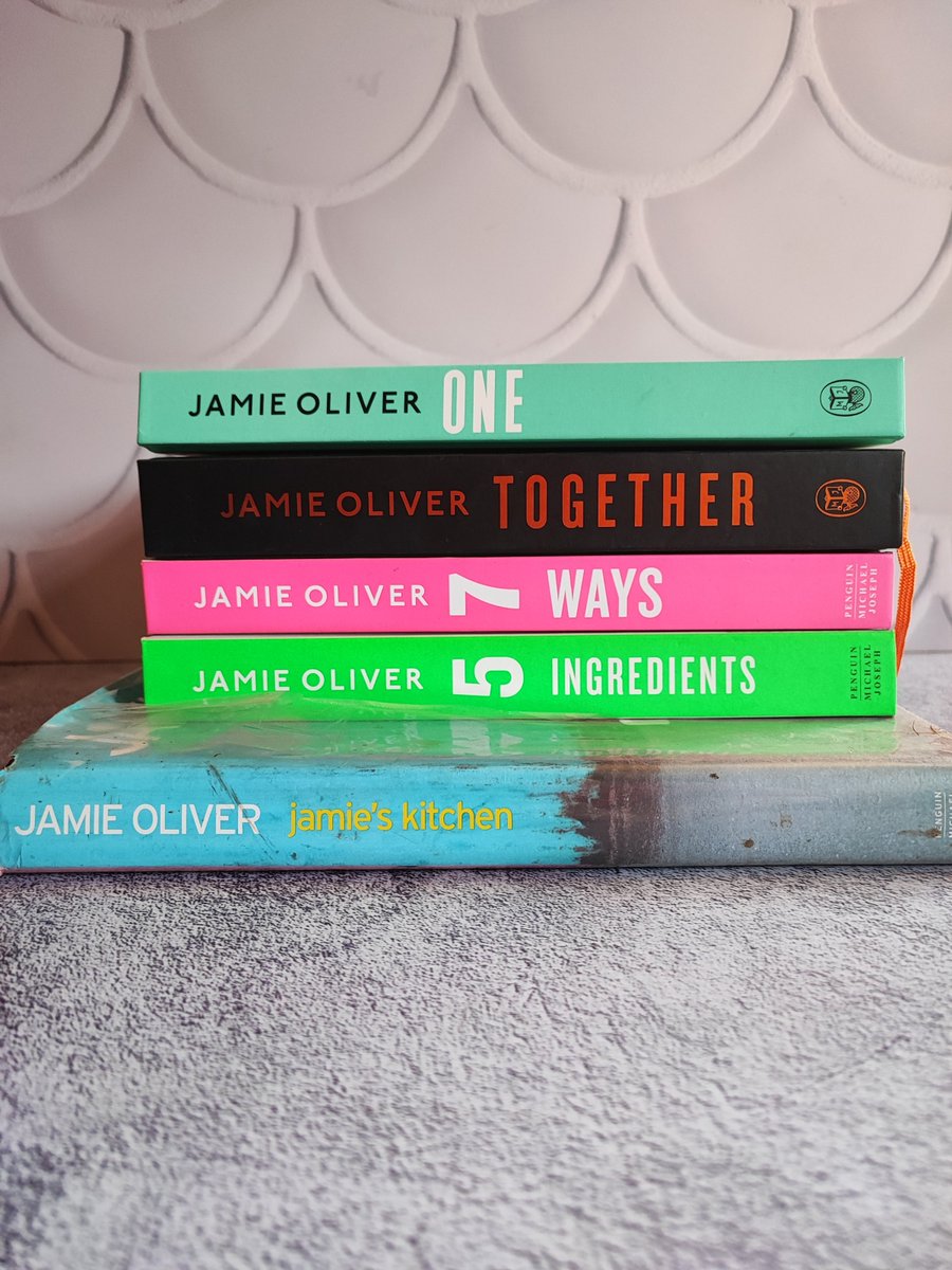 roeliareads's tweet image. #FoodieFriday and time for another #ReadAndCook  #CookBookReview! 

Today I'm featuring @jamieoliver's newest release, "One".  

Read full review here:  roeliareads.co.za/read-and-cook-… 

TY @PenguinBooksSA #RoeliaReads #BookReview #JamieOliver