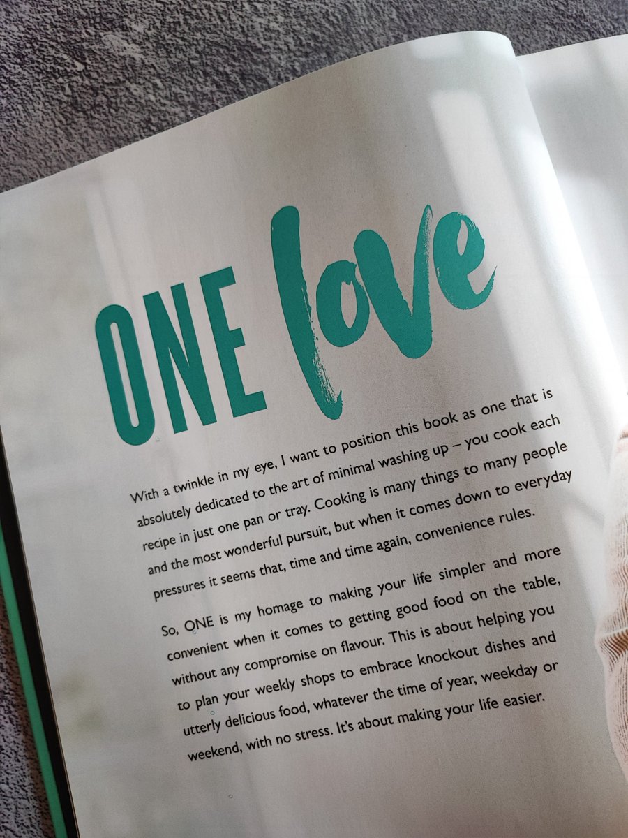 roeliareads's tweet image. #FoodieFriday and time for another #ReadAndCook  #CookBookReview! 

Today I'm featuring @jamieoliver's newest release, "One".  

Read full review here:  roeliareads.co.za/read-and-cook-… 

TY @PenguinBooksSA #RoeliaReads #BookReview #JamieOliver