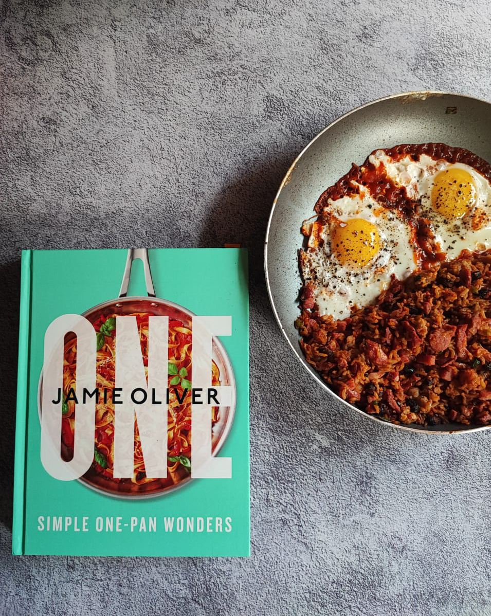 roeliareads's tweet image. #FoodieFriday and time for another #ReadAndCook  #CookBookReview! 

Today I'm featuring @jamieoliver's newest release, "One".  

Read full review here:  roeliareads.co.za/read-and-cook-… 

TY @PenguinBooksSA #RoeliaReads #BookReview #JamieOliver