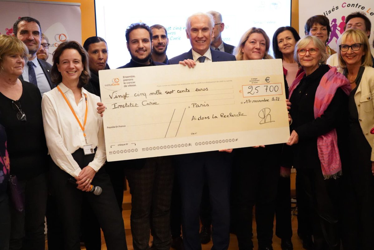LounesA's tweet photo. Nous participions hier soir, avec @GillesMonchy, à la cérémonie de remise de chèque de l’association Aidons la recherche et des villes partenaires à l’@institut_curie . 
C’est dans ce cadre que nous avons organisé avec l’OMEPS les Foulées Châtillonnaises le 16 octobre dernier. https://t.co/XjAon6di12