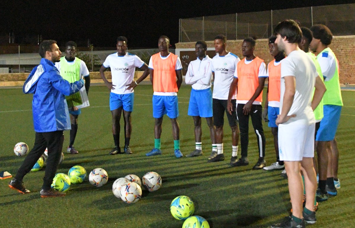 FundacionLaLiga's tweet photo. 📚⚽️ El pasado miércoles, Pablo Malavé, formador técnico de la @FundacionLaLiga, dirigió un entrenamiento con el equipo CEAR CF ( @CEARefugio Delegación Alicante), para fomentar la cooperación y la necesidad de priorizar la ética deportiva en diversas situaciones del juego. 🤲🏾 https://t.co/7gBkBJmKMC