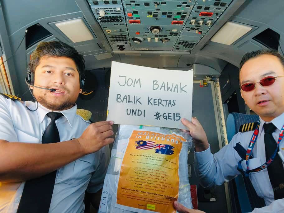 stegodoggo's tweet photo. 540 Queensland ballots touched down in KLIA and handed to @GlobalBersih people.

Our job is done here. Happy voting tomorrow Malaysia. #mypol #GE15 #PostalVoters #MalaysiaMemilih #UndiPos https://t.co/CwXt8KAMpC