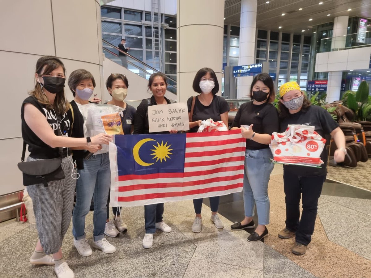 stegodoggo's tweet photo. 540 Queensland ballots touched down in KLIA and handed to @GlobalBersih people.

Our job is done here. Happy voting tomorrow Malaysia. #mypol #GE15 #PostalVoters #MalaysiaMemilih #UndiPos https://t.co/CwXt8KAMpC
