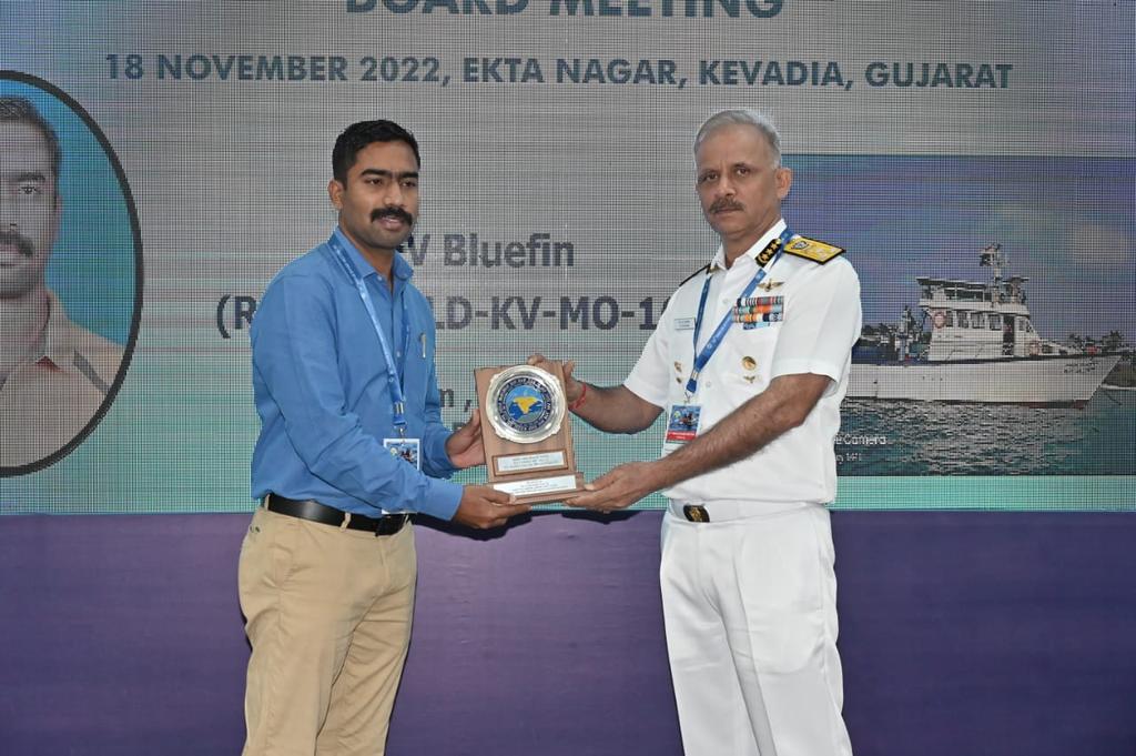 Fisheries_UTLA's tweet photo. @Fisheries_UTLA received #NMSAR Award 2021 -22 from DG VS Pathania, PTM,TM, #DGICG, Chairman #NMSAR Board @Min_FAHD @FisheriesGoI @nfdbindia @IndiaCoastGuard @UT_Lakshadweep @MdNcd https://t.co/JQQfpzcPIV