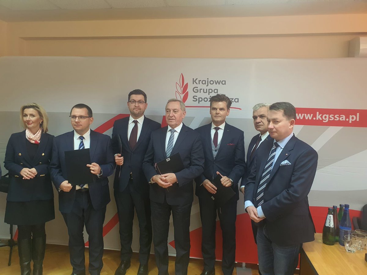 Ruszamy z projektem #SpichlerzPółnocy ❗

W ramach projektu <a href="/kgs_pl/">Krajowa Grupa Spożywcza S.A.</a> zainwestuje aż 2️⃣5️⃣0️⃣ mln zł 📈 w rozbudowę i modernizację powierzchni magazynowych <a href="/elewarr1/">Elewarr sp. z o.o.</a> w #Malbork, #Baroszyce, #Pieniężno, #Braniewo i #Orneta 💪.

To doskonała wiadomość dla naszego regionu 😎👍