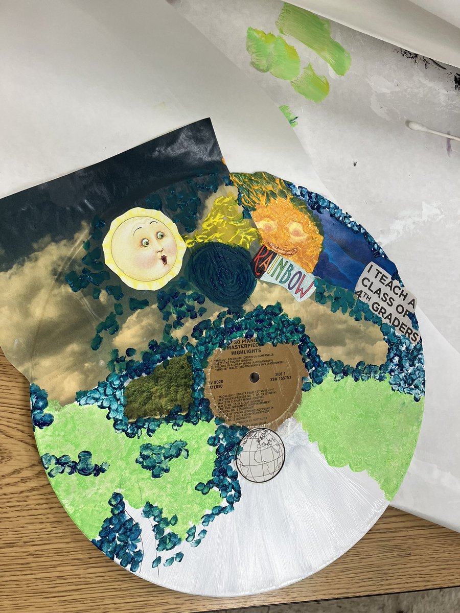 @Tnartteacher taught an engaging interdisciplinary PD session to teachers at @EllendaleSchool. They used old records to create original art pieces. @BartlettSchools #BCSFineArts