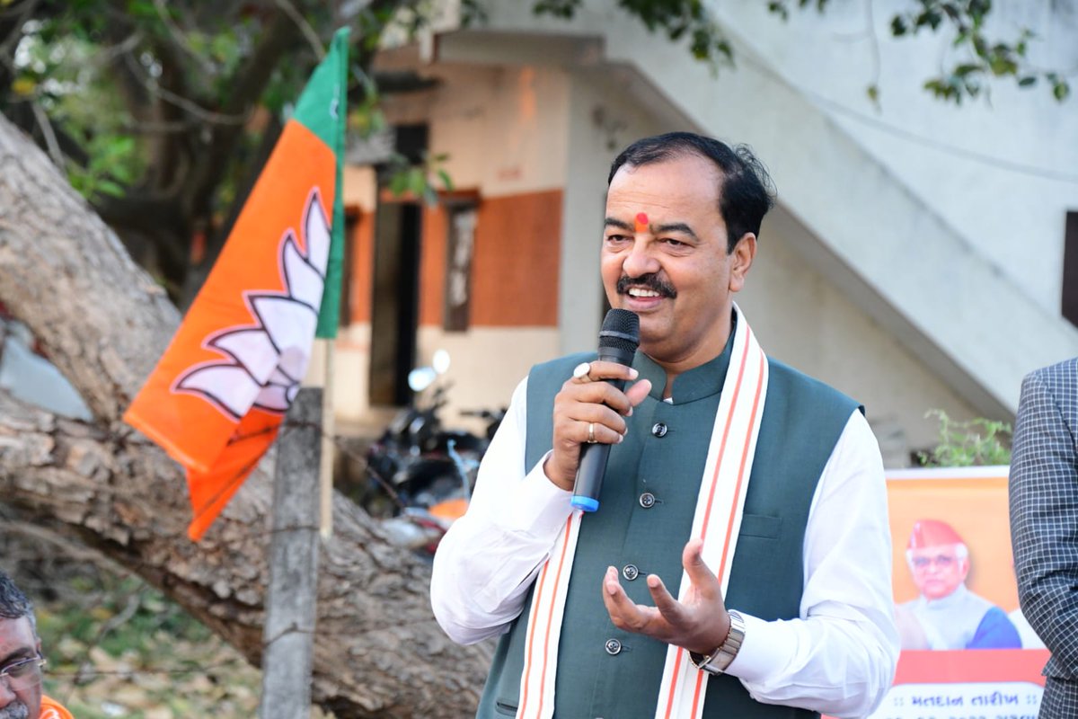 kpmaurya1's tweet photo. महुवा विधान सभा में वृहद जनसंपर्क अभियान के तहत @BJP4Gujarat द्वारा आयोजित सभा को संबोधित किया तथा नवी किकवाड़ वासियों से भाजपा को अपना आशीर्वाद एवं व्यापक समर्थन देने के लिए अनुरोध किया। आप सभी भाजपा को  वोट करके फिर से प्रचंड बहुमत से सुशासन का कमल खिलाइए। https://t.co/cXdig6y43P