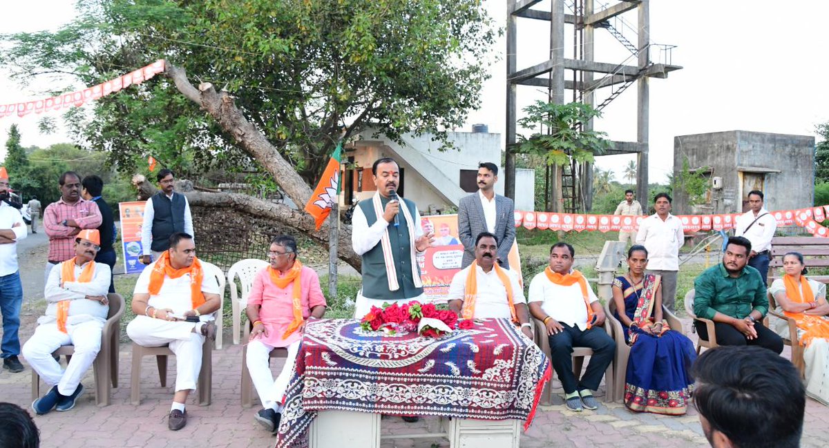 kpmaurya1's tweet photo. महुवा विधान सभा में वृहद जनसंपर्क अभियान के तहत @BJP4Gujarat द्वारा आयोजित सभा को संबोधित किया तथा नवी किकवाड़ वासियों से भाजपा को अपना आशीर्वाद एवं व्यापक समर्थन देने के लिए अनुरोध किया। आप सभी भाजपा को  वोट करके फिर से प्रचंड बहुमत से सुशासन का कमल खिलाइए। https://t.co/cXdig6y43P