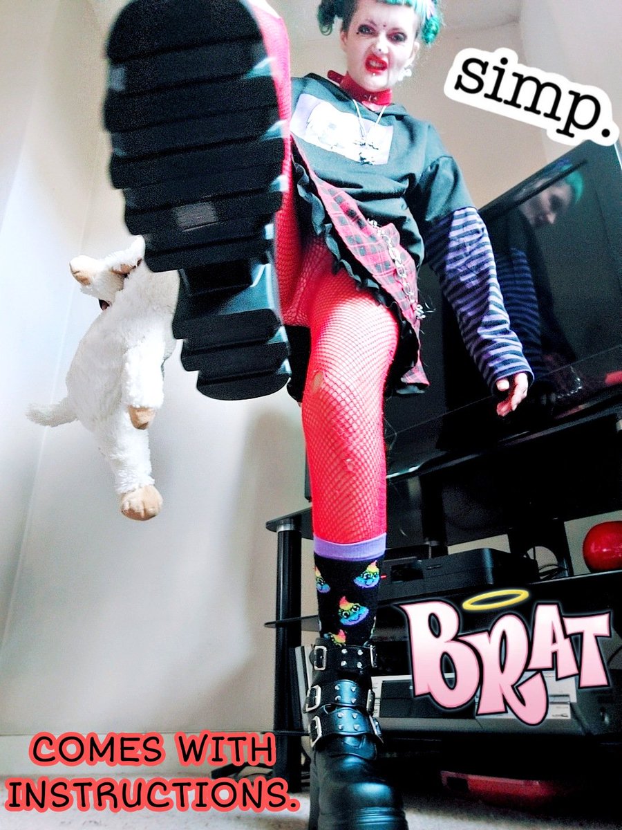 Lildisasterzone's tweet photo. This brat bites back 😈🤭 honestly though gotta love abit of simping! Anyone else agree? I'm a fiesty sub/switch what do u expect lol?! Watch me go from gimp stomping mode to happy innocent mode to bratty as hell mode in less than a minute 🤣🙈 https://t.co/ew9YLKi1HT