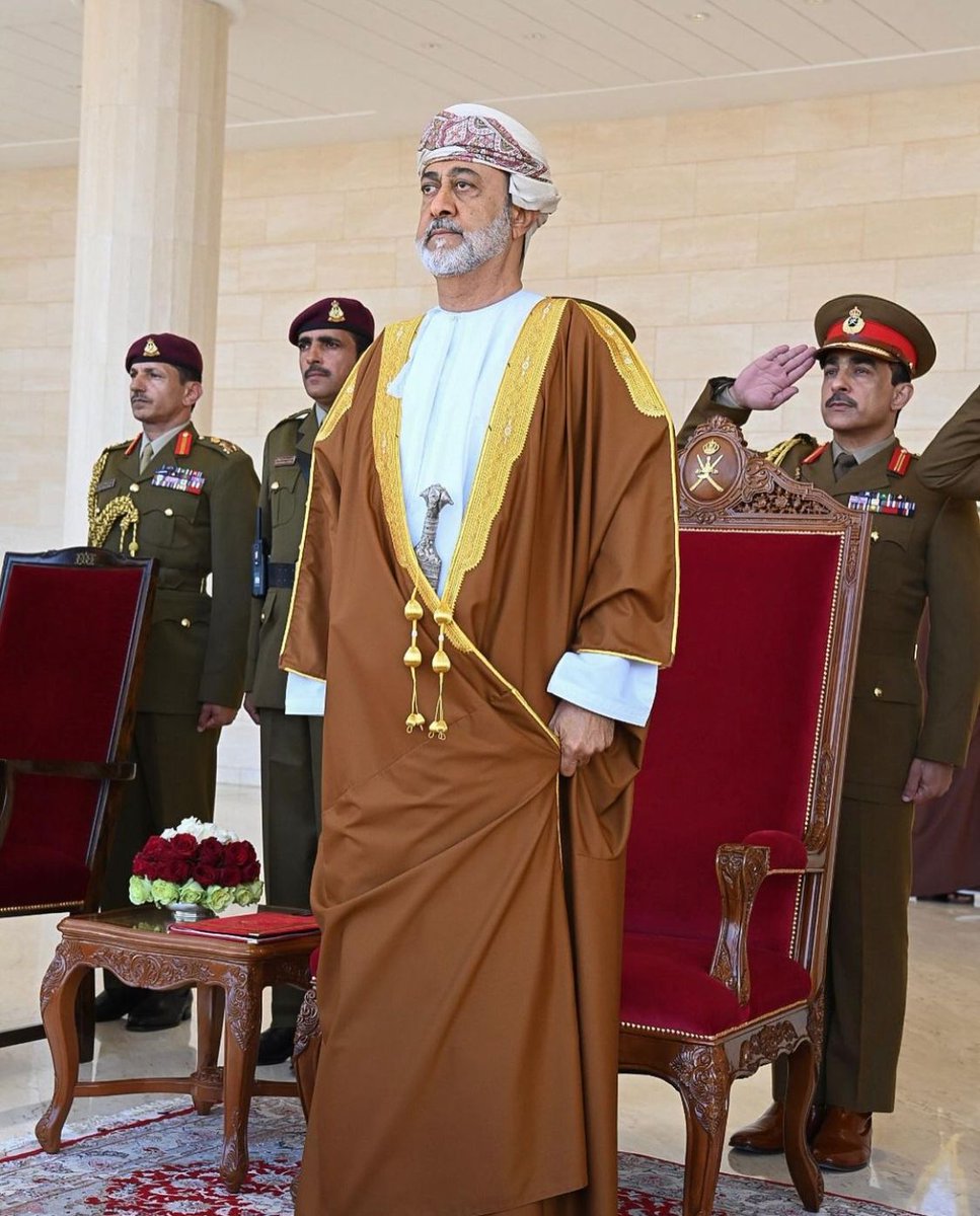 Hbusaidi85's tweet photo. عرض عسكري مهيب لحماة الوطن قوات السلطان المسلحة وقوات الفرق الباسلة في ميدان النصر بمحافظة ظفار .. 
تحية فخر وإجلال لهم جميعاً 🇴🇲
#العرض_العسكري٥٢
#العيد_الوطني_52_المجيد https://t.co/8Q4rZD4evw