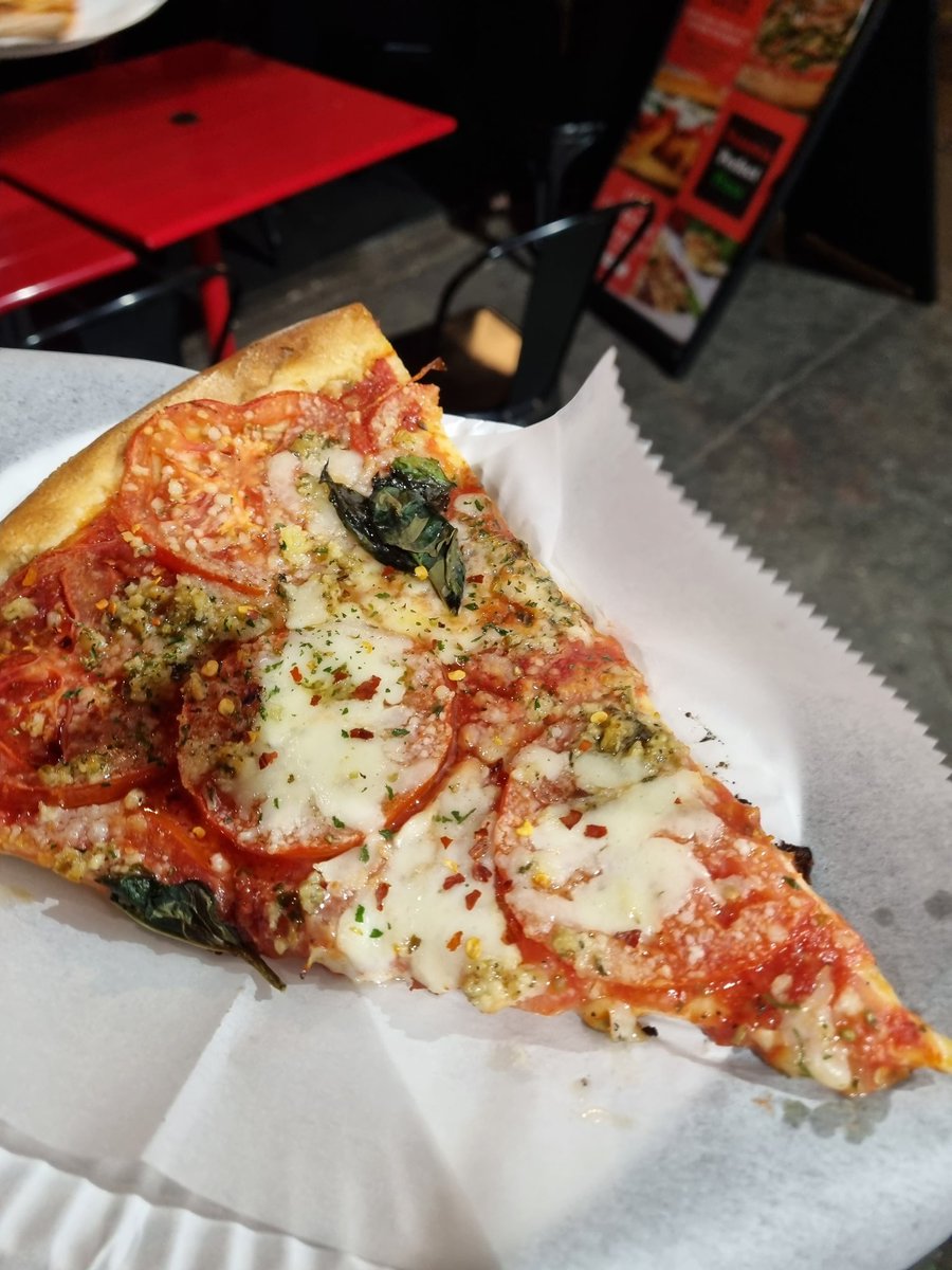 Despite having breakfast and two food truck stops in the daytime, some of us were still craving real New York pizza and it was delicious! Excuse the garlic breath today 😝