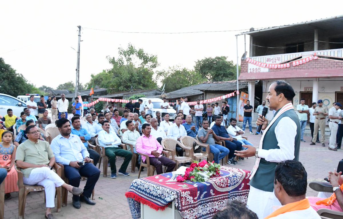 kpmaurya1's tweet photo. महुवा विधान सभा में वृहद जनसंपर्क अभियान के तहत @BJP4Gujarat द्वारा आयोजित सभा को संबोधित किया तथा नवी किकवाड़ वासियों से भाजपा को अपना आशीर्वाद एवं व्यापक समर्थन देने के लिए अनुरोध किया। आप सभी भाजपा को  वोट करके फिर से प्रचंड बहुमत से सुशासन का कमल खिलाइए। https://t.co/cXdig6y43P