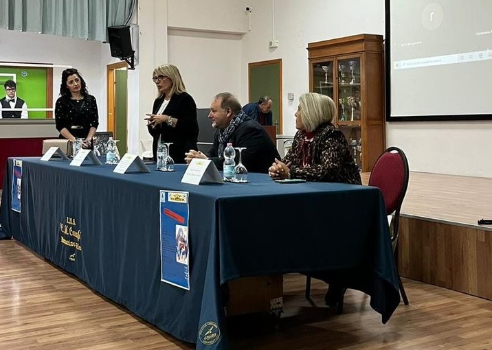 ScrivoLibero's tweet image. E’ stata una mattinata ricca di emozioni quella vissuta venerdì 18 novembre 2022 all’Istituto Carafa di Mazzarino. La Dirigente Scolastica prof.ssa Adriana Quattrocchi e le due referenti per bullismo e cyberbullismo, prof.sse #FrancescoPira #Riesi

scrivolibero.it/riesi-il-prof-…