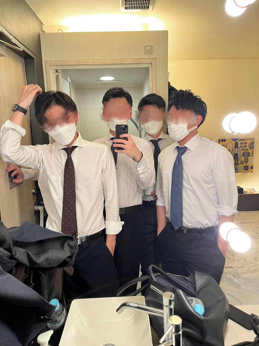 DaisyEl30635852's tweet photo. スーツリーマン３人の革靴＆ビジソ＆チンをちゃんと味わおう

つづき見たい？ https://t.co/rlr6Z8jspu