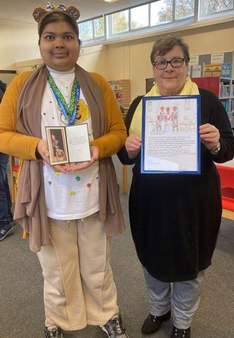 CSGLibrary's tweet photo. Pathway One student Samina Haque is very happy having received a letter of thanks from HRH King Charles III after sending him one of her wonderful drawings. Thank you for coming to the library and sharing this good news with us.
@ColegSirGar https://t.co/9eZOSnoqKL