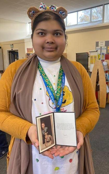 CSGLibrary's tweet photo. Pathway One student Samina Haque is very happy having received a letter of thanks from HRH King Charles III after sending him one of her wonderful drawings. Thank you for coming to the library and sharing this good news with us.
@ColegSirGar https://t.co/9eZOSnoqKL