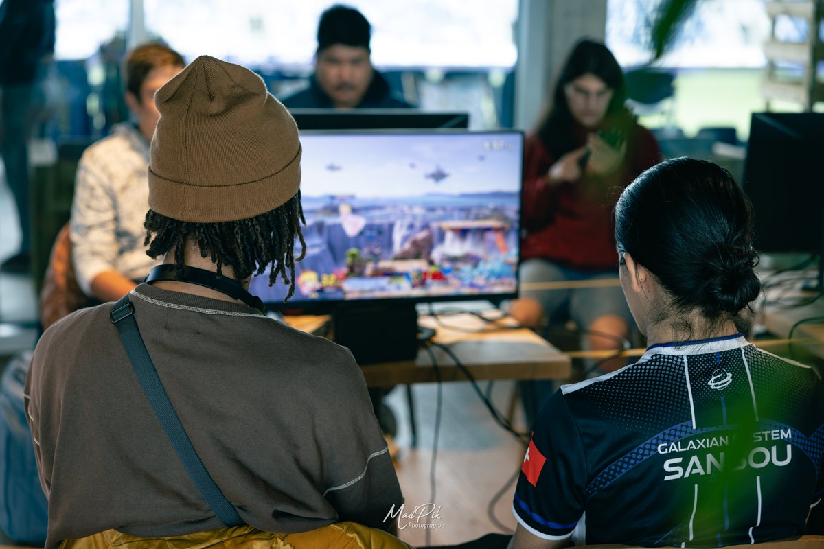 lausanneesports's tweet photo. Playing video games in a stadium 🕹
#FestiGames 🏟 https://t.co/QHWevBEOkP