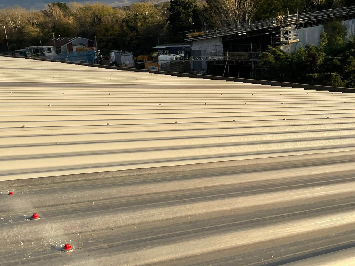 FirstFixGroup's tweet photo. #laindon #essex #existingbuilding #roof to existing #building #perlins now on and now #sheeted https://t.co/6tegJToH7A