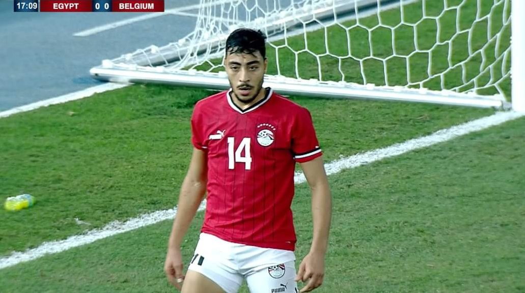 معلق بلجيكي : لاعب مصر الجناح يركض ويقطع الكرة بقوة وكأننا قتلنا أحدا من اهله.