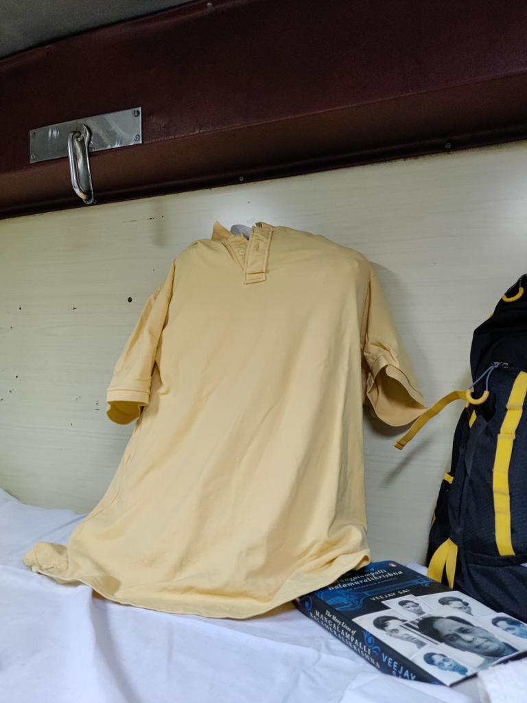 Dstractor's tweet photo. @IRCTCofficial @railminindia
Disgusting sheets in 1A. Pillow &amp; sheets laced with human hair. Leaking toilets. If this is first class, can't imagine how other classes are. Using a tshirt to cover the hair kaden pillow. https://t.co/yQXhtduouU