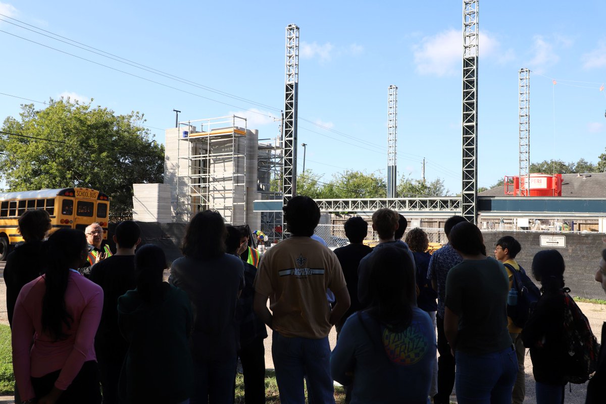 It was an honor to have Klein Cain ISD Architecture students out to the 3DCP home here in Houston on 11/10. The best way to get the word out, is to teach the future of our industry. 
#CIVE #EngineeredWithValue #3Dprinting #3DCP #kleincainisd #Peri3Dconstruction #HANNAH