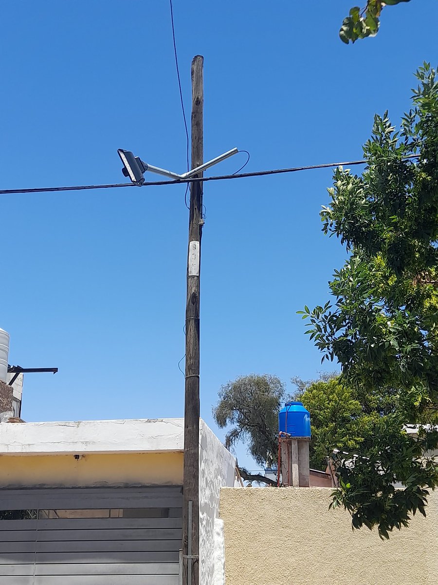 mgpautasso's tweet photo. @EpecOficial reflector de Led a punto de caerce en calle 27 de abril al 4522 B° Las Palmas https://t.co/Z4ydqiP5Ie