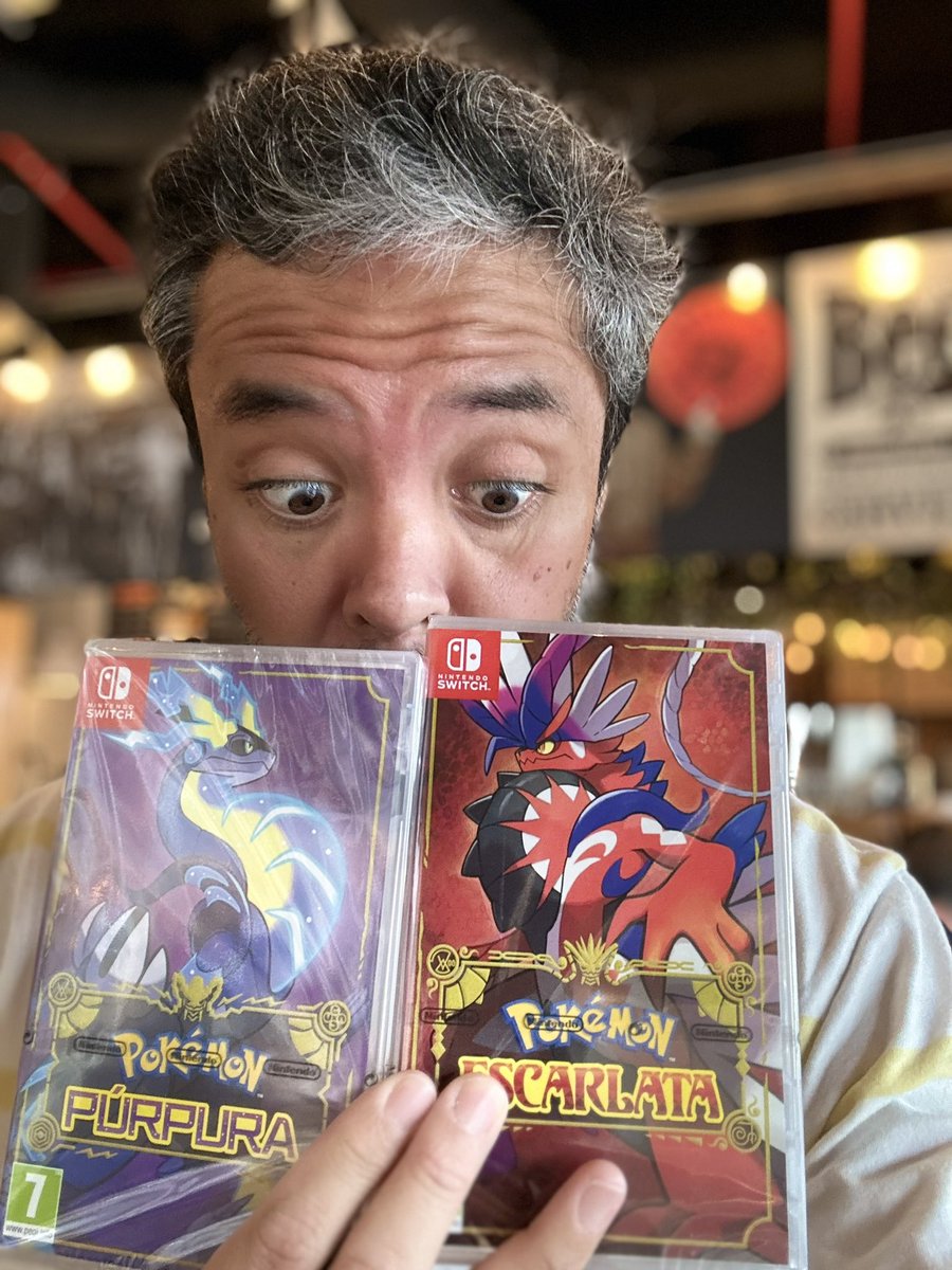Avictimold's tweet photo. Ahora si que si los dos para la saca pero eh como dije el mío es el escarlata y el de mi mujer el púrpura . Ahora nos falta el tiempo para jugarlos y pasarlo en grande ! Que ganas de verdad #PokemonEcarlateViolet #PokemonViolet #PokemonEspana #avictimold paséis un buen día https://t.co/1gqPHGxtxo