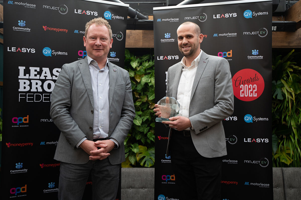 Delighted to present the team at @RivervaleChat with the award for Best Medium Leasing Broker Customer Service at the <a href="/LeasingBrokers/">Leasing Broker Fed</a> Awards yesterday, a great event at a fabulous location, well done to all the winners and those who were highly commended!
