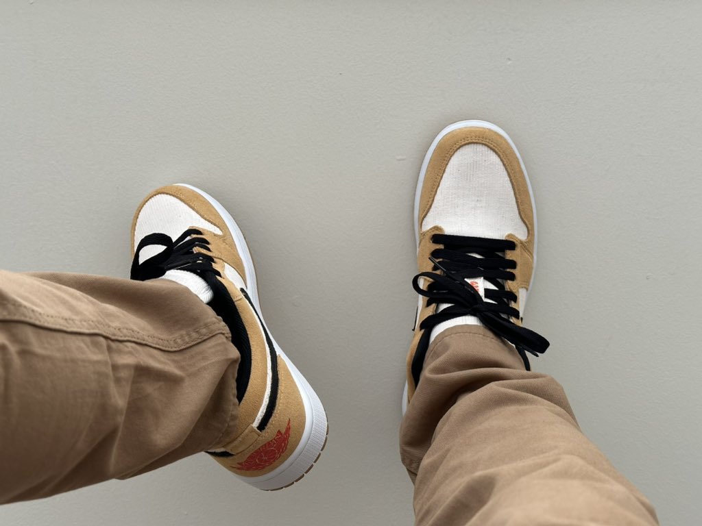 jcclaustro's tweet photo. Day 18 🫡 Another custom painted Jordan 1 Low, good morning!☀️#1of1s https://t.co/DOEpnASMR1