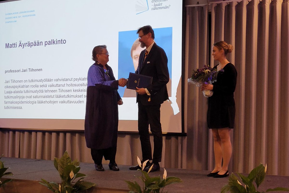 Tutkimustyöllään psykiatrian ja oikeuspsykiatrian roolia vahvistanut professori Jari Tiihonen sai arvostetun Matti Äyräpään palkinnon. Lämpimät onnittelut! 💐 

#palkinto #lääketiede #Dvuosipäivä
