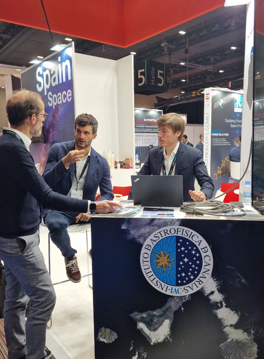 IAC_Astrofisica's tweet photo. Esta semana IACTEC-Espacio ha presentado las cámaras DRAGO-1 y DRAGO-2 en el Congreso @SpaceTechExpoEU , acercando el desarrollo tecnológico de Canarias a la comunidad aeroespacial internacional. 

#SpaceTechExpoEurope #IACTEC #IACAstrofísica #IACTECEspacio #microsatélites https://t.co/MxvjaPKWu6