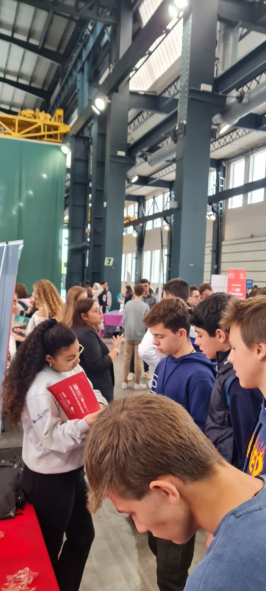 Els alumnes de 4t d'ESO i 1r de Batxillerat han assistit avui al recinte firal de la Fira de Sabadell per presentar-se al Fapel University Day. Un esdeveniment que proporciona orientació universitària als alumnes perquè puguin tenir un primer contacte amb el món universitari.