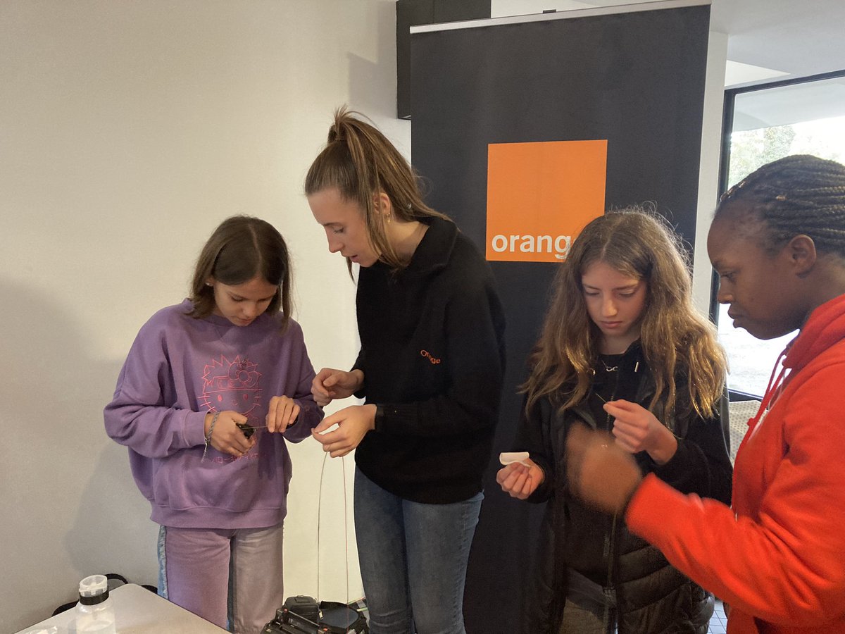 B_Faucillon's tweet photo. Charlotte et Michele techniciennes chez #Orange font découvrir leur métier aux collégiennes et lycéennes de l’académie d’#amiens au forum #Numeriqu’elles en faveur de l’égalité filles garçons dans le #Numérique dans les locaux de Unilasalle Amiens https://t.co/kTSACrcpCW