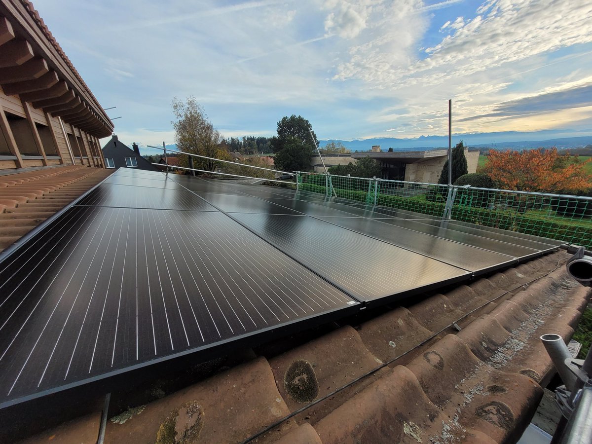 FabKroetz's tweet photo. "Let the sunshine in ...." 😎 Jetzt produzieren wir auch selber Strom. Einfach genial und alles unter Kontrolle mit @_solarmanager #pvbuddies #solarpower #solarenergy #EnergyCrisis https://t.co/GaduPAWSgJ