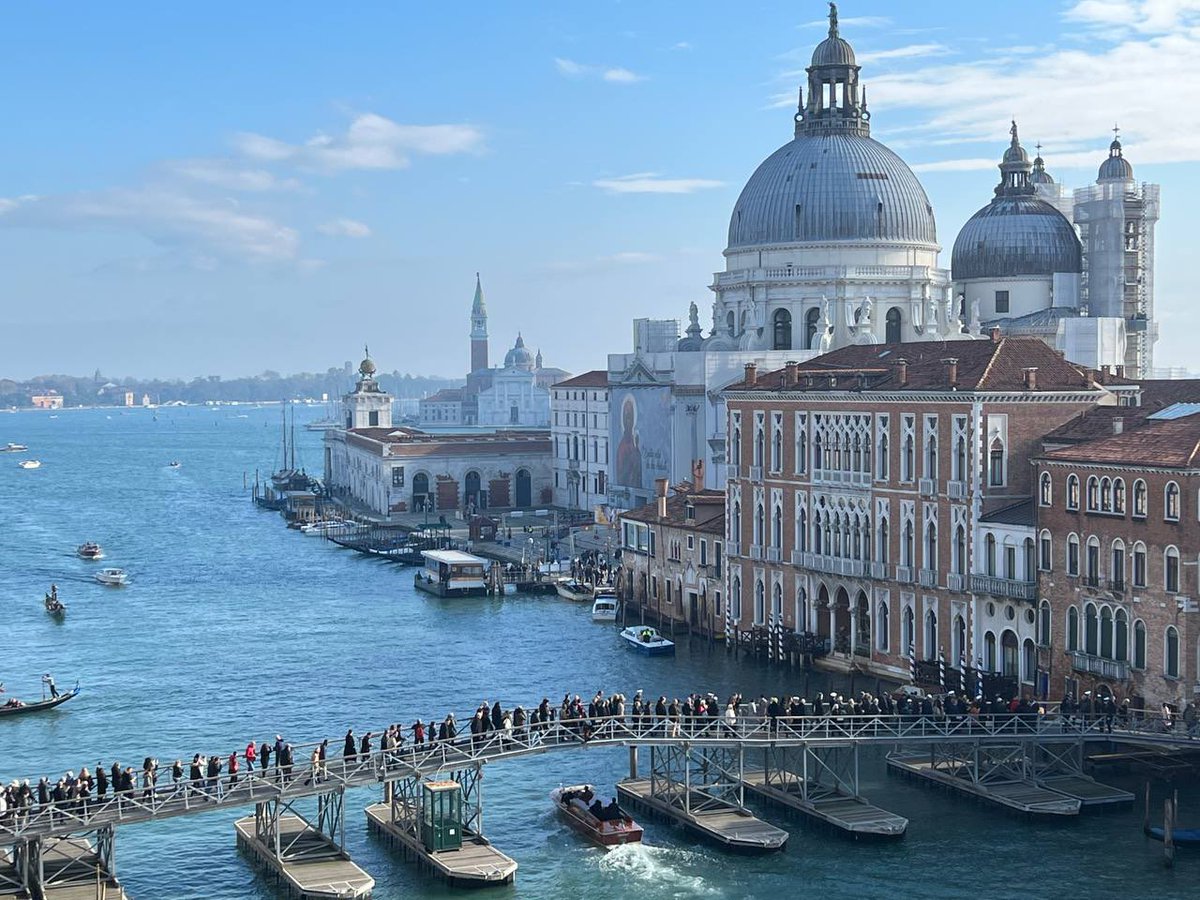 SimonVenturini's tweet photo. #VENEZIA • Aperto il ponte votivo della Festa della Madonna della #Salute
Si rinnova una #tradizione importantissima per la nostra città ferita, in questi anni, dall'#AcquaGranda e dalla #pandemia
La festa quest'anno si riempie del significato di ripresa e rinascita di Venezia https://t.co/I3d8cEJZOi