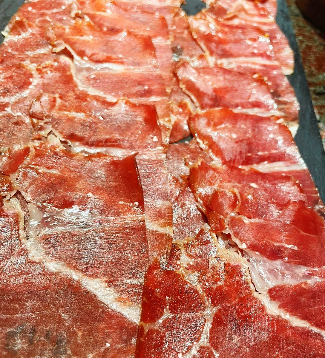 ¡Qué apetitosa está tabla de jamón ibérico! Por supuesto, siempre con la máxima calidad de @jamonjoselito 👌
