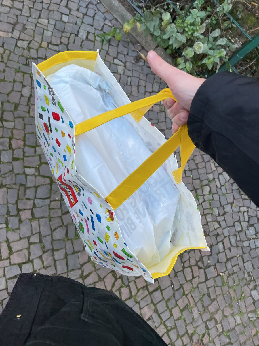 starpeak's tweet photo. Die USS Defiant NX-74205 hat ihren Flug zur @cbase gestartet, um ab 19 Uhr heute im Dock weiter zusammengebaut zu werden #Klemmbausteine #BitsAndBricks https://t.co/xvJBuAURQT