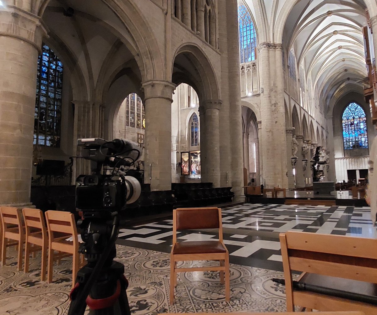 Two interview sessions at the #Bollandist's library and at #Brussels #cathedral for a TV programme on the enigmatic St #Gudula (7th-8th c.), her hagiographical posterity and her #relics 😇 #twitmedieval #medievaltwitter #history #saintegudule #sintgoedele #visitbelgium #churches