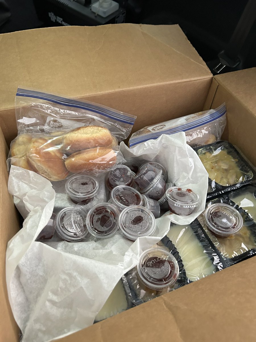 sertrecycling's tweet photo. Yesterday VMES donated 25 unopen turkey lunches from thier food recovery program; these lunches went to feed the MOCO food insecure. Imagine what we could do if all schools had a food recovery program.@mocoboe @JulieYangMoCo @VMES_AP https://t.co/5w6nJsQr4k
