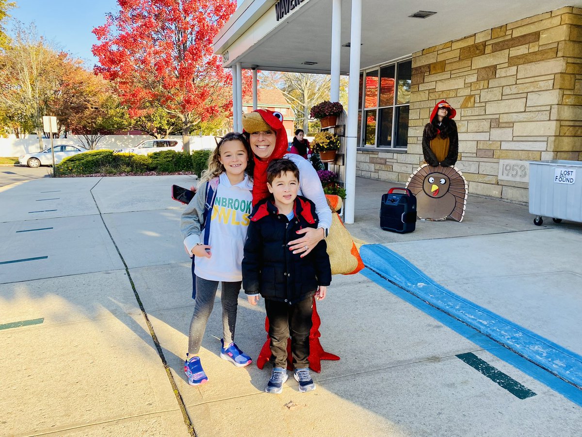 Sharilyn20's tweet photo. @WaverlyParkElem student council hosts another successful canned food drive! @longislandcares #longislandcares https://t.co/Oki82oabID