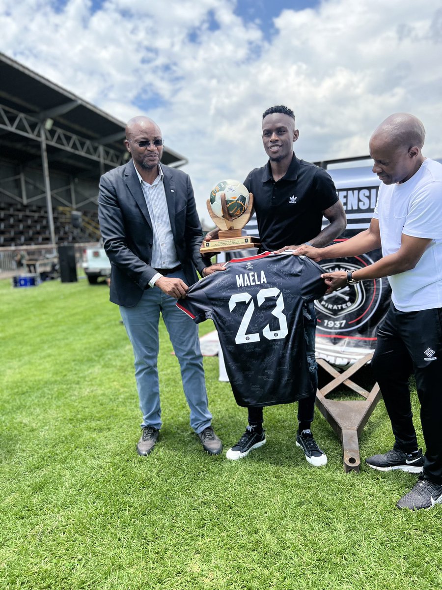Decocr7Maela's tweet photo. Thank you Witbank High School for hosting us and a special thank you to @adidasZA for making this possible. https://t.co/S9Eigruvs1