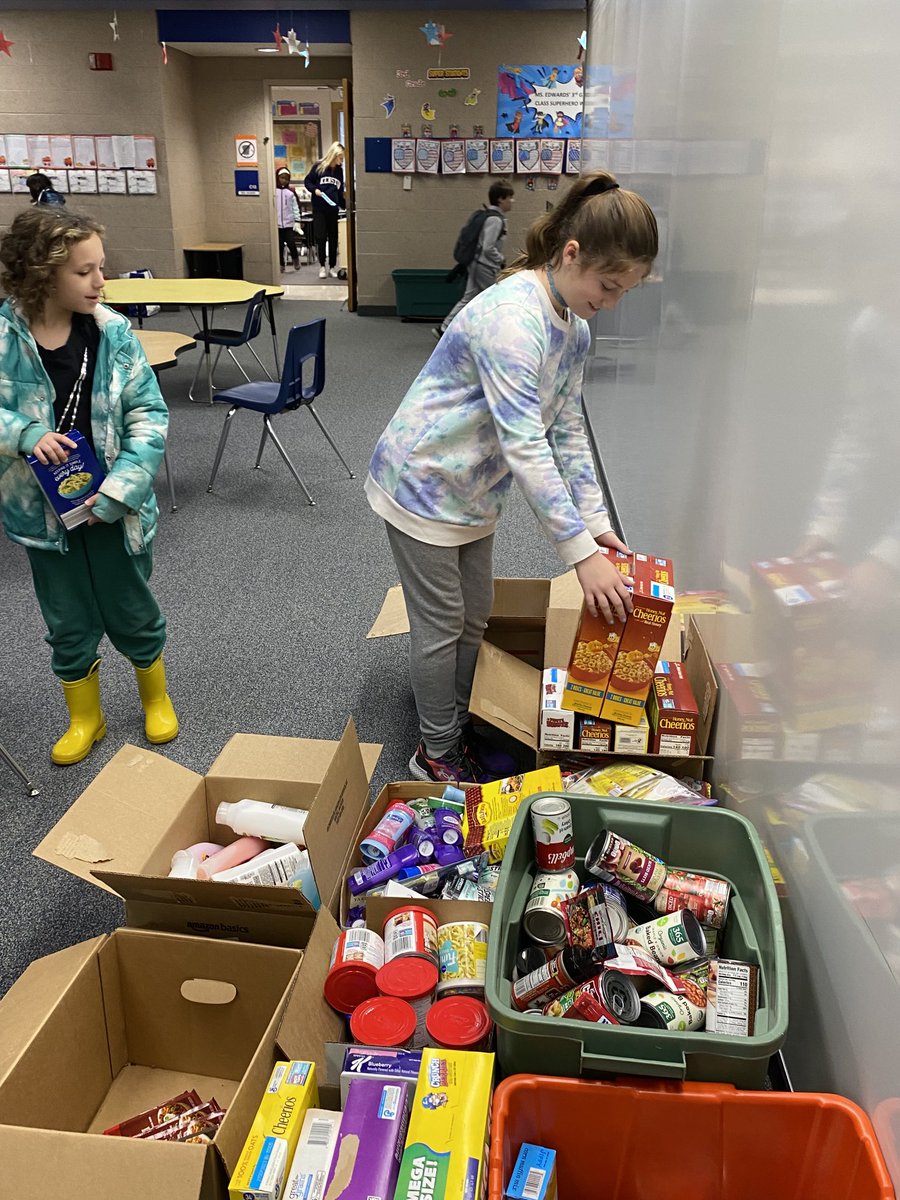 SubaRick's tweet photo. Look at these “Awesome” 3rd Graders donating to Bainbridge Food For Friends! #thirdgradersrock #TES #PEAK #kenstoninspired https://t.co/Y0JT6M9ZbL