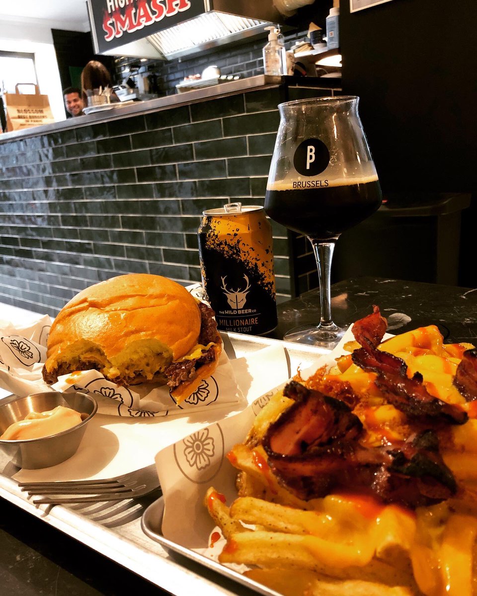 gummibierchen's tweet photo. #Burgerzeit in #Paris bei #blossomburgers mit #DirtyFries &amp; #SinglePunk #Burger zum #Millionaire #MilkStout @WildBeerCo🍺 #wildbeerco #wildbeercompany #britishbeer #burgerbeer #beerburger #englischesBier #bierbörse #bierechaquejour #thewildbeerco #midibiere #noonbeer #lunchbeer https://t.co/mM5gQExPO3