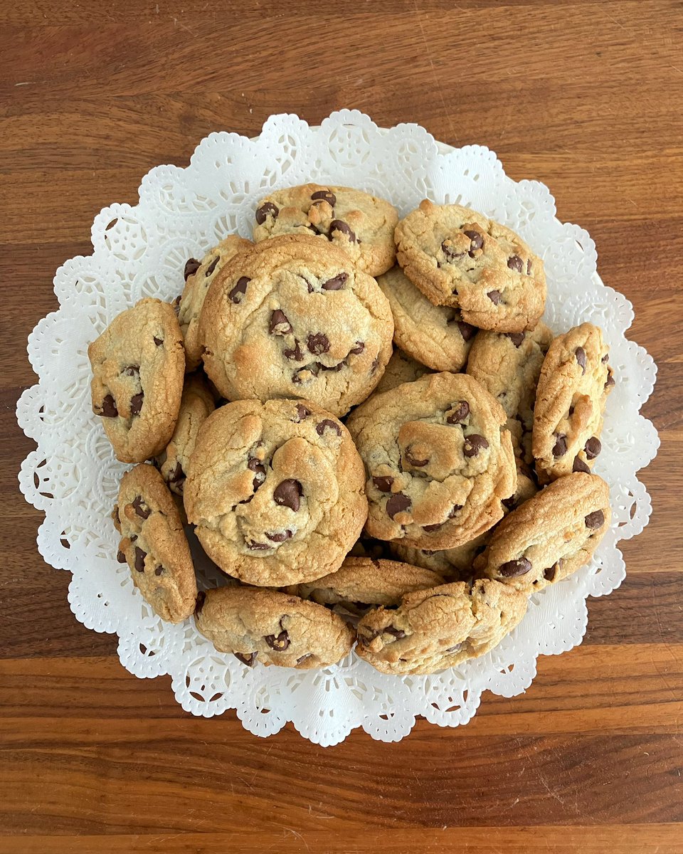 kheascookies's tweet photo. So many ways to plate Khea’s Cookies for the holidays!😊🍪
⬇️
Find Our Cookies At:
https://t.co/9TJyhmCL0a
⬇️
STORE LOCATIONS:
#forfivecoffee
#kookaburracoffeeny
#kookaburracoffeervc
#kitchenkabaret
#messinamarketandcatering https://t.co/7efI1ZltwW
