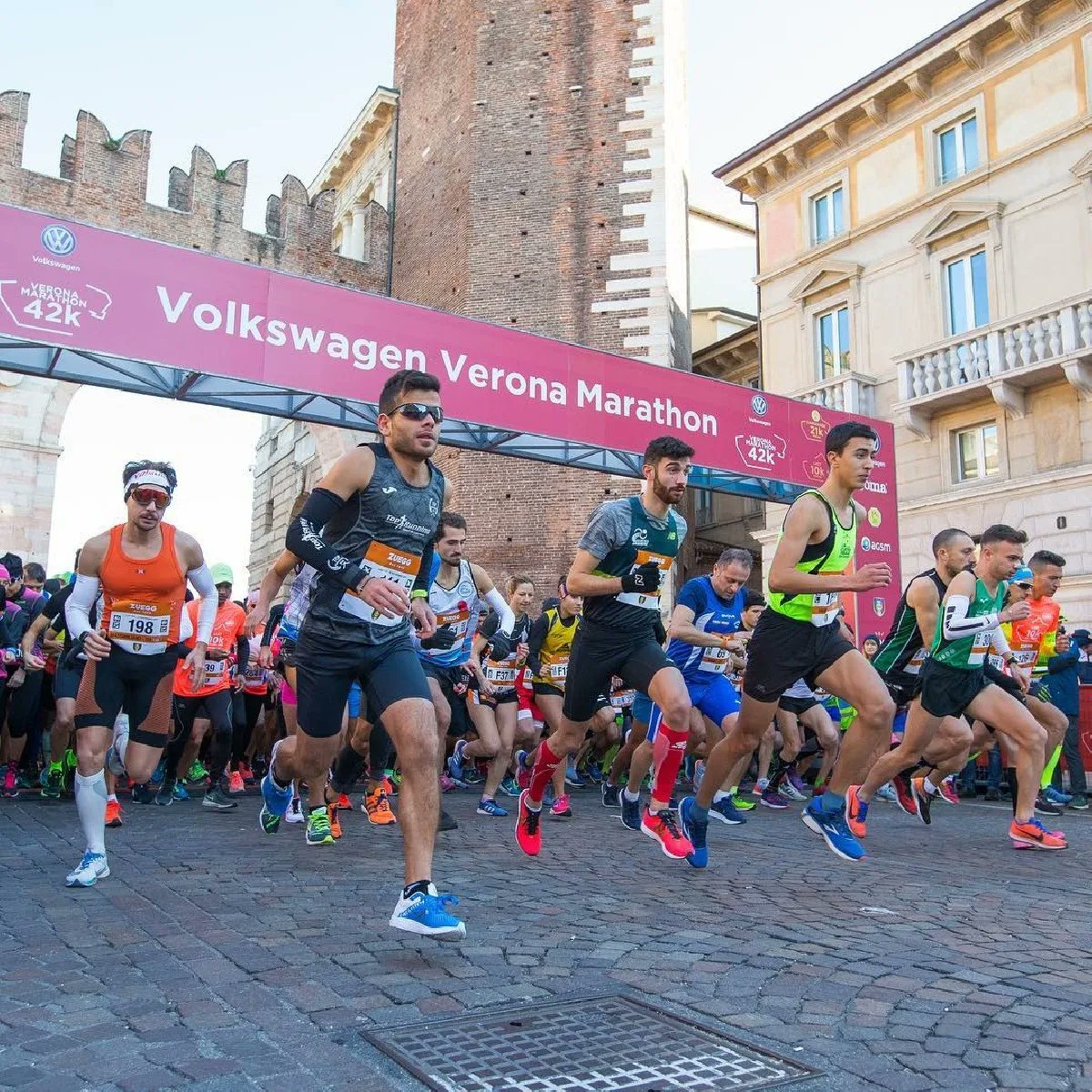 RuncardItalia's tweet photo. 📣 𝑽𝑬𝑹𝑶𝑵𝑨𝑨𝑨!
✌️ Domenica sarà @VERONAMARATHON! 
Si parte da Piazza Bra per scoprire l'antica storia della città accompagnati dall'aria fresca del fiume Adige!

📍 Verona Marathon
🗓️ 20 novembre 2022
🕒 8.30
P/A: Piazza Bra

#runcard #Running #verona #marathon https://t.co/zxUS0jr5gr
