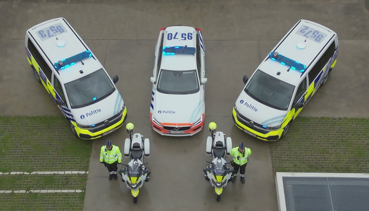 pzwestkust's tweet photo. 18.11.2022 om 11 uur: ons korps hield één minuut stilte ter nagedachtenis van collega Thomas Monjoie. 
Onze gedachten gaan uit naar familie, vrienden en collega's van de beide slachtoffers van de aanval vorige week.
#UnitedWeStand https://t.co/KzbdcS4szb